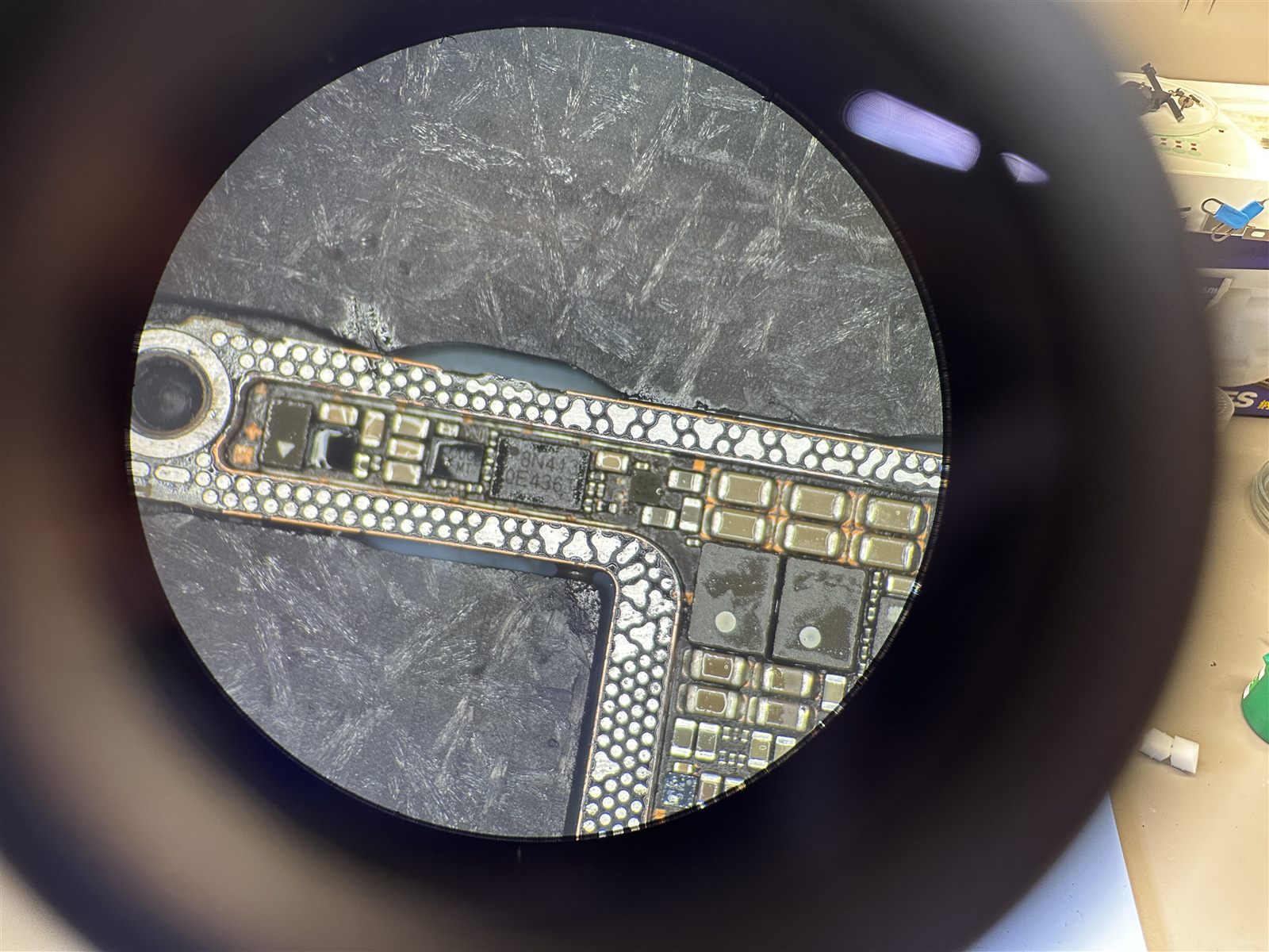 Placă iPhone la microscop