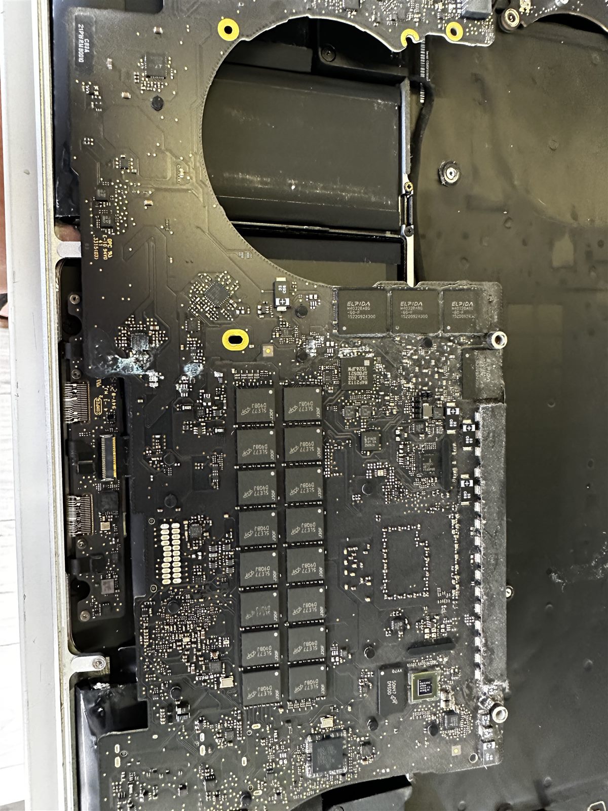 MacBook cu lichid