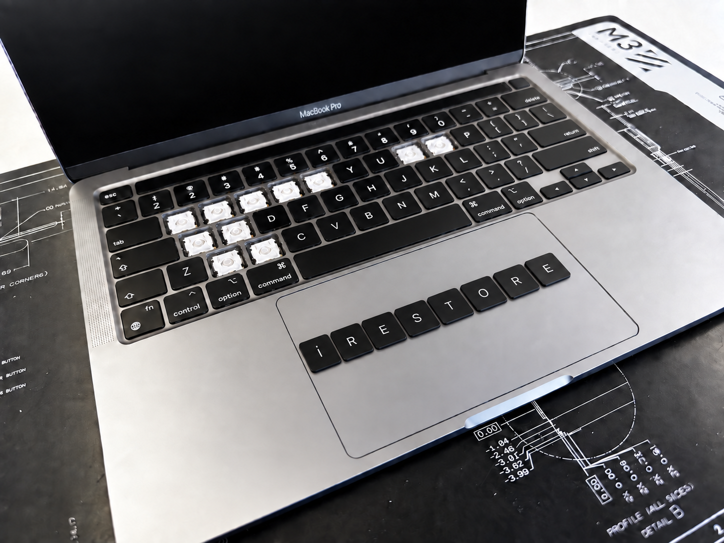 MacBook Pro în timpul reparației tastaturii la iRestore