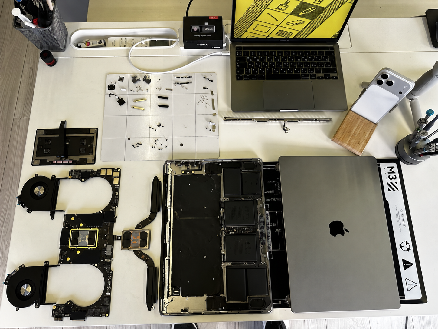 Reparație MacBook pe masa de lucru iRestore