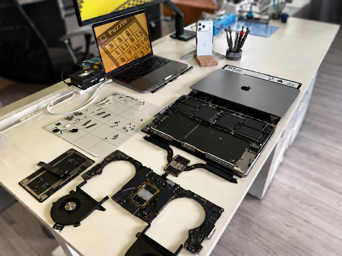 Reparație MacBook pe masa de lucru iRestore